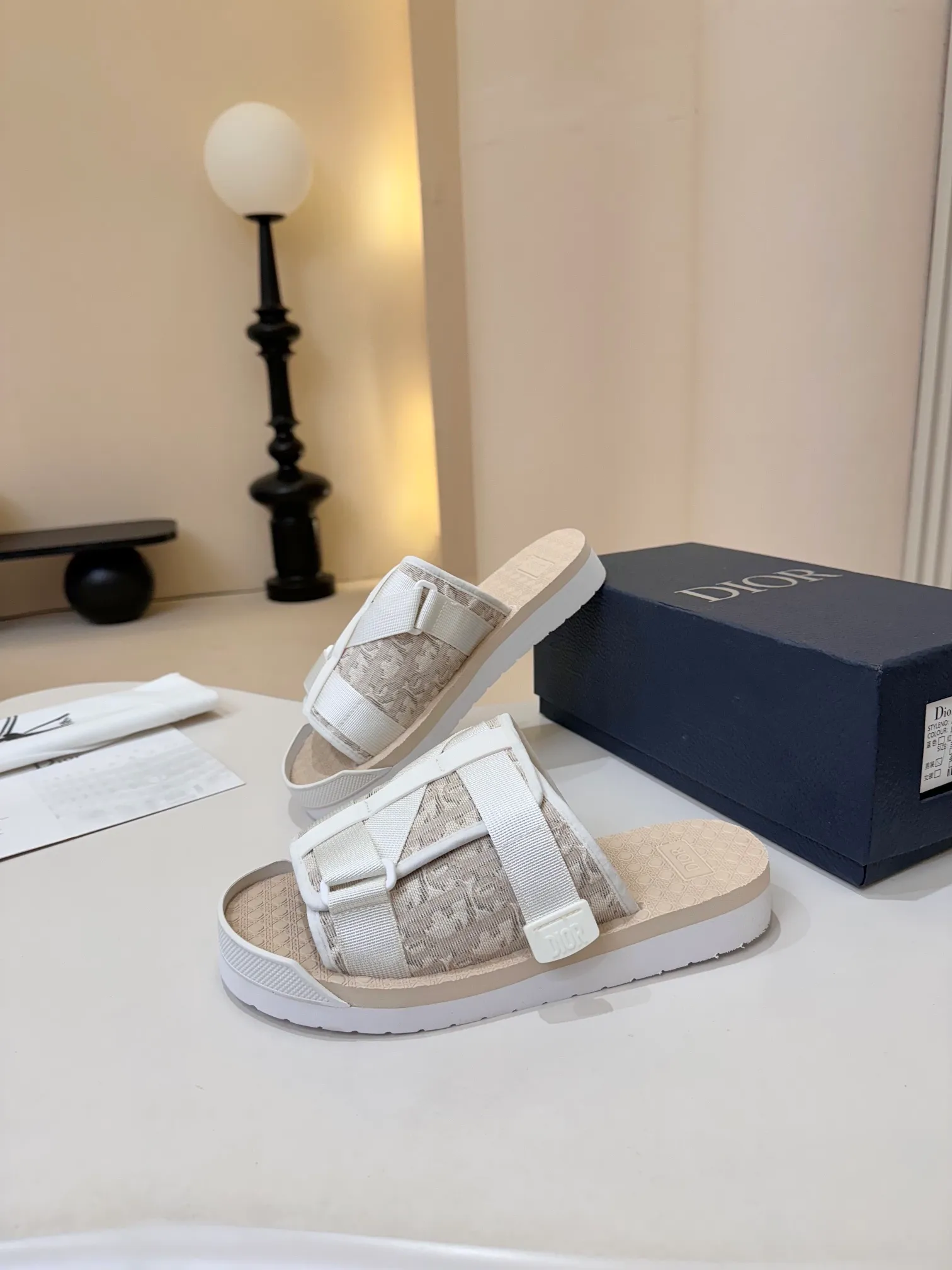 [Dior] P: 300💰 -Size: 38-46 Dior Dior D’s classic men’s slippers, high-end boutique, original material, pure cotton printed canvas upper, fine workmanship, super soft sole, casual, loose and comfortable, a must-have in summer!